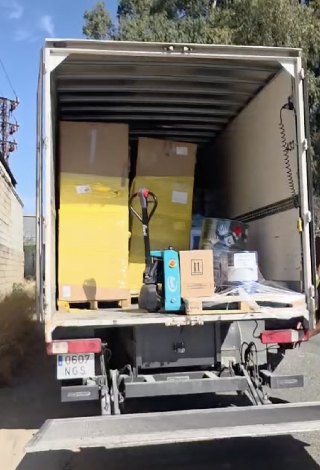 Descarga de palés de paquetería no reclamada en el almacén